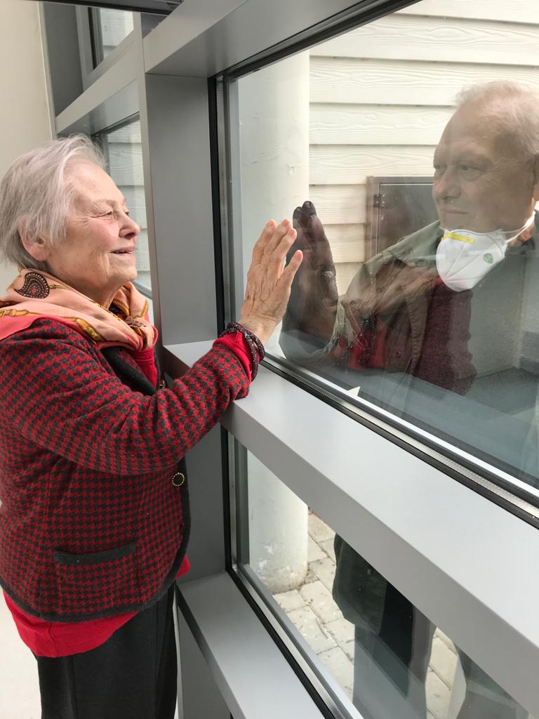 Visite agli anziani dalla finestra