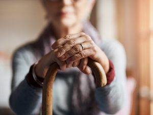 Fase 2, strategie di tutela e servizi agli anziani post covid-19. Anziani e mobilità cognitiva: signora col suo bastone.