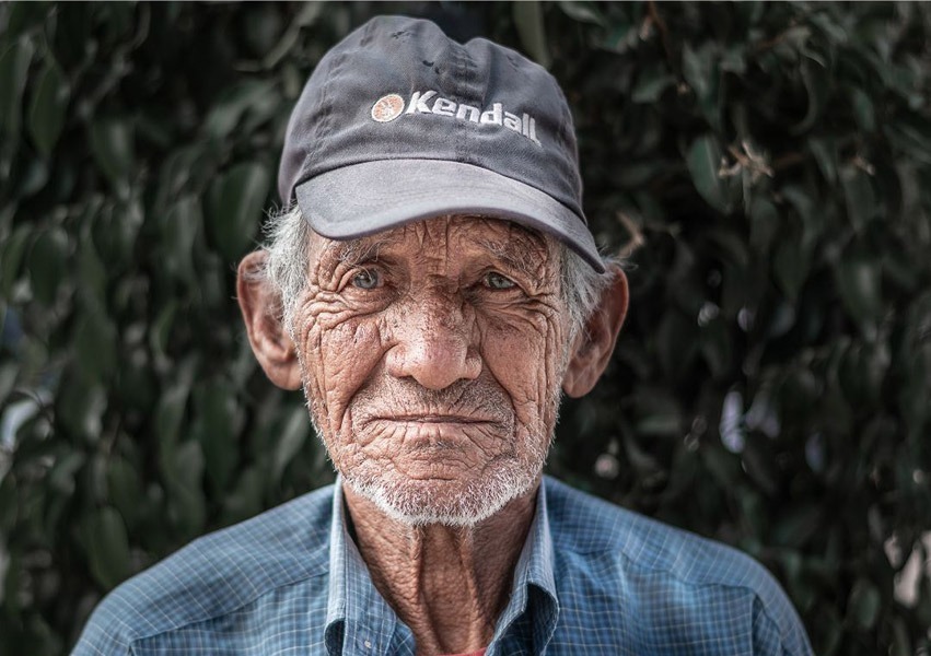 RSA nel post pandemia - anziano in primo piano con berretto