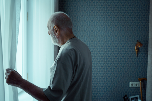 depressione nell'anziano - anziano triste alla finestra