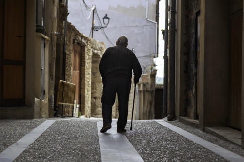 depressione nell'anziano - anziano solo cammina lungo una strada