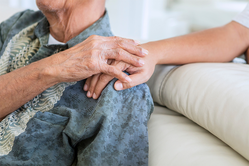 depressione nell'anziano - due foglie di vite verdi vicino a una secca