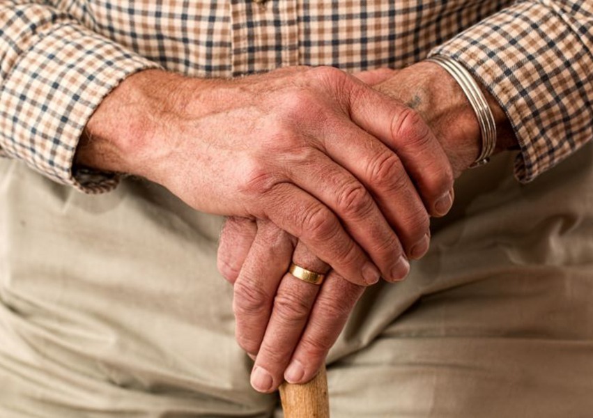 Alzheimer: stigma sociale legato alla demenza - mani di uomo anziano su pastone da passeggio