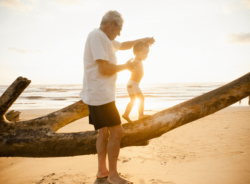 come spiegare la demenza ai bambini - nonno e nipote giocano sulla spiaggia