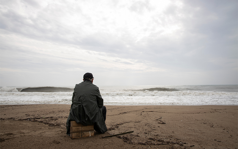 depressione nell'anziano - anziano triste alla finestra